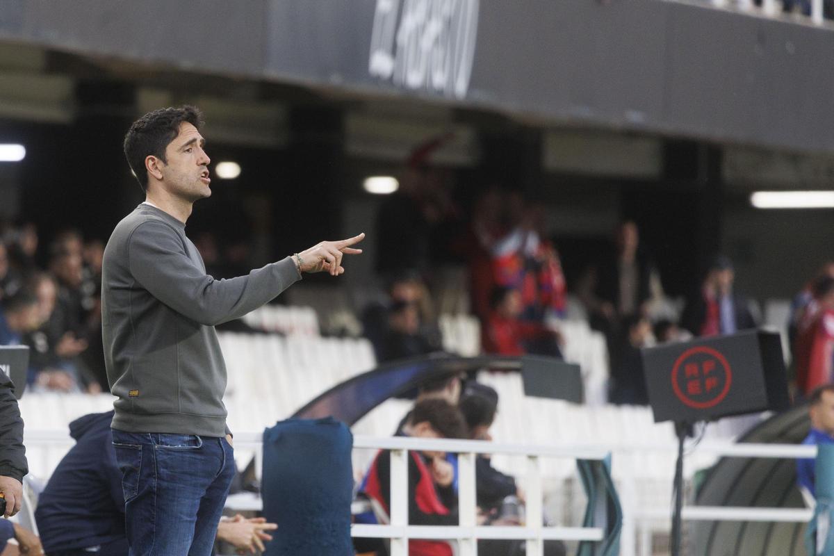 Íñigo Vélez da instrucciones a sus jugadores desde la banda del Cartagonova