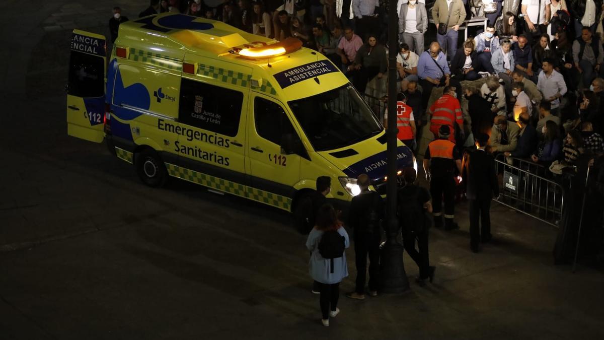 Semana Santa Zamora: El personal sanitario atiende a una persona en la Plaza Mayor en la procesión de la Soledad