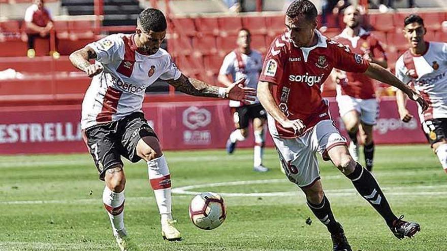 Aridai disputa el balÃ³n con un rival, el sÃ¡bado en Tarragona.