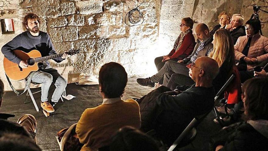 El cantautor David Mauricio, en el primer Concert a Cegues, celebrat a la presó del Museu d&#039;Art de Girona.