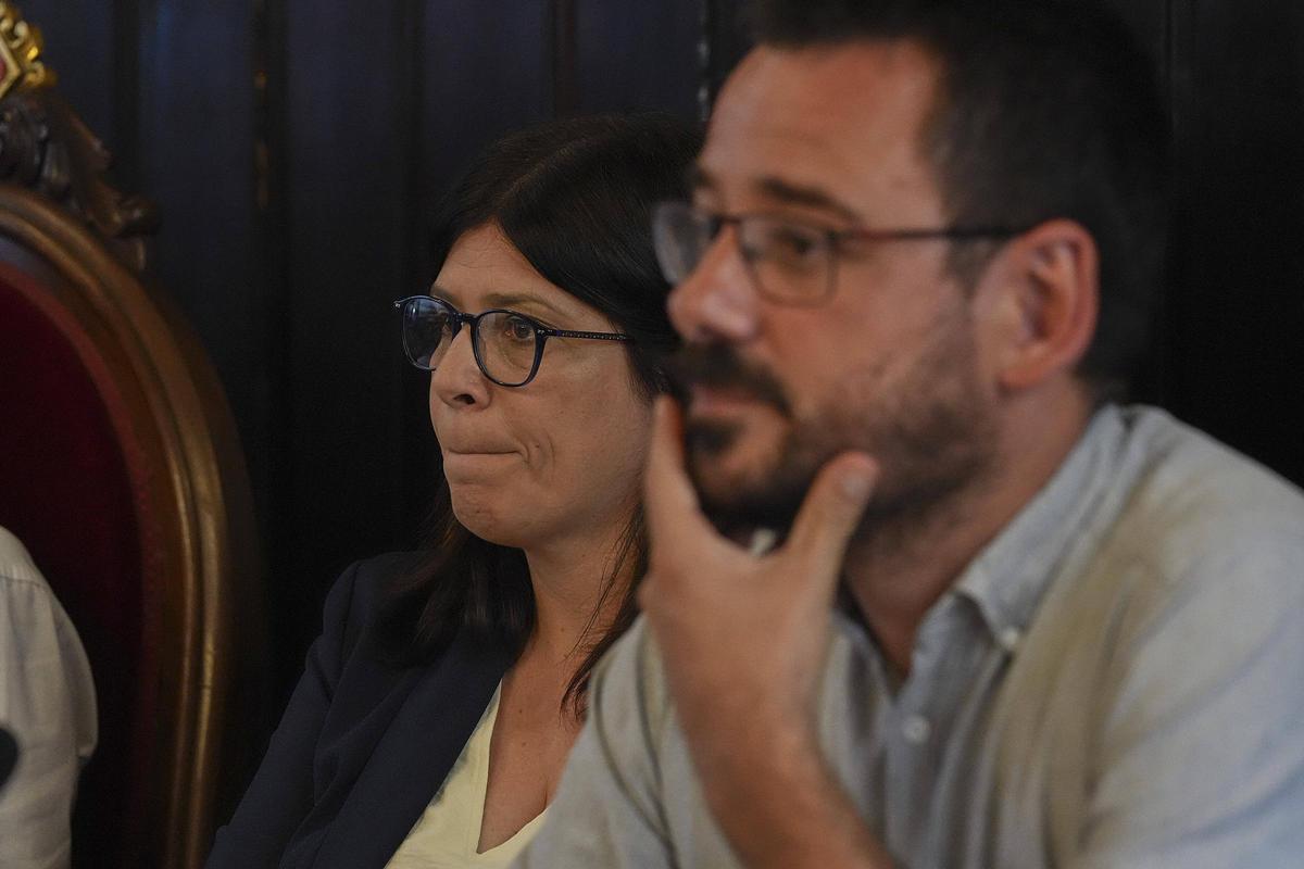 L'alcalde, Lluc Salellas, i la vicealcaldessa, Gemma Geis, durant el ple d'avui.