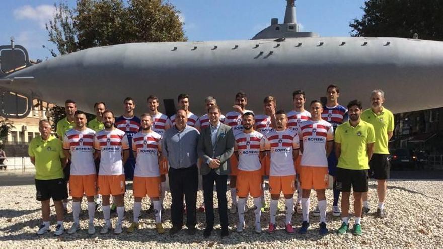 Foto oficial La plantilla, junto a la réplica del submarino Peral