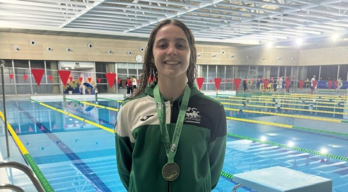 Helena Castillo, con la medalla conquistada en Mairena del Aljarafe.