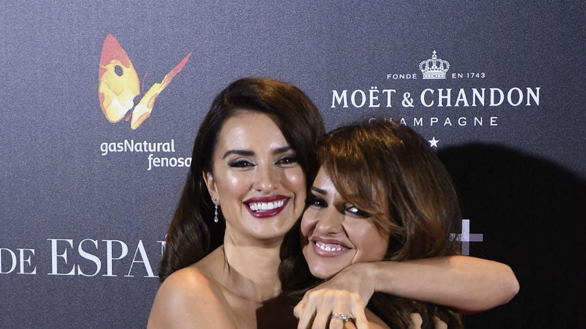 Penélope Cruz y Mónica Cruz en el estreno de 'La Reina de España'
