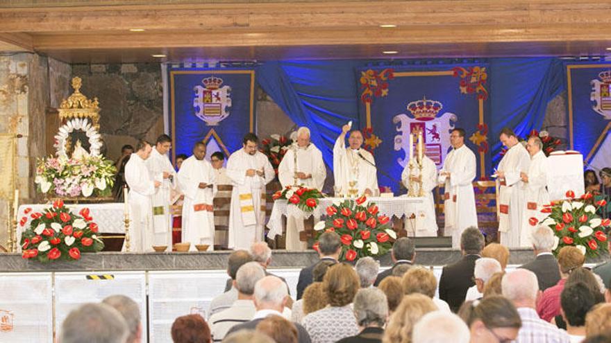 El obispo de Canarias, Francisco Cases, acompañado de varios sacerdotes, durante la celebración de la eucaristia en honor a la Virgen de la Peña