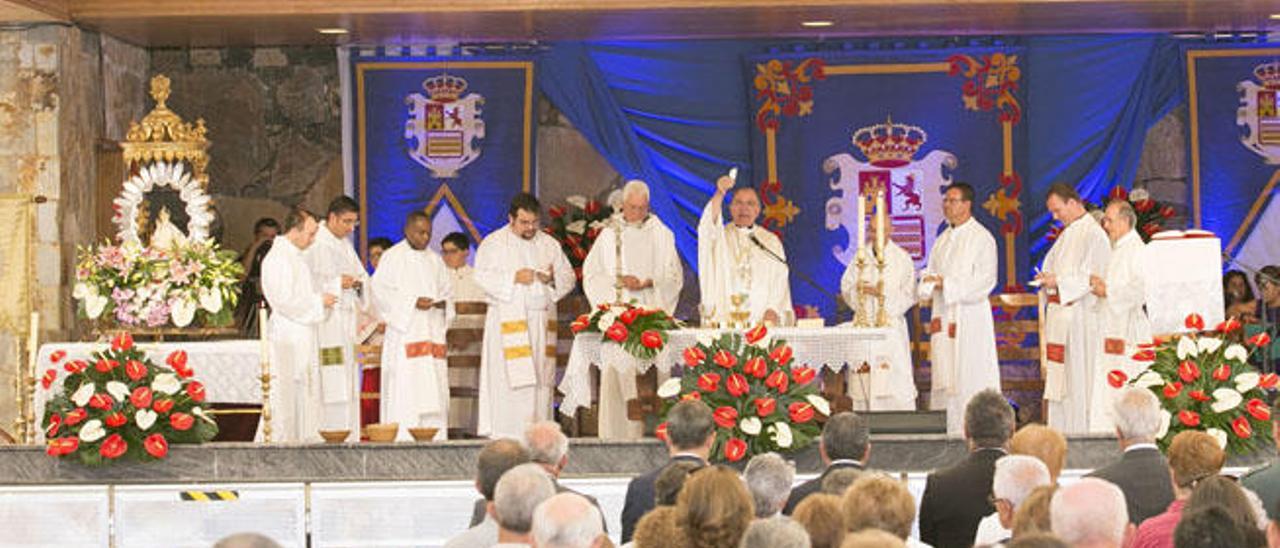 El obispo de Canarias, Francisco Cases, acompañado de varios sacerdotes, durante la celebración de la eucaristia en honor a la Virgen de la Peña