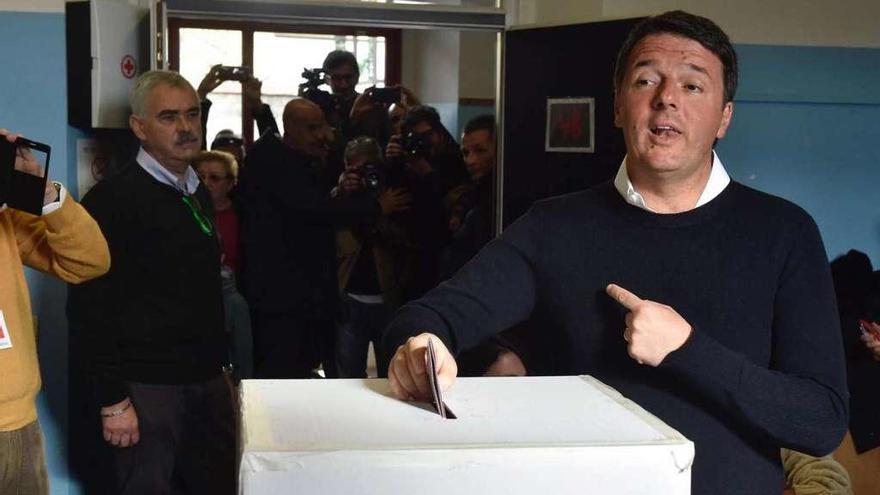 Matteo Renzi, ayer en el momento de depositar su voto. // Efe