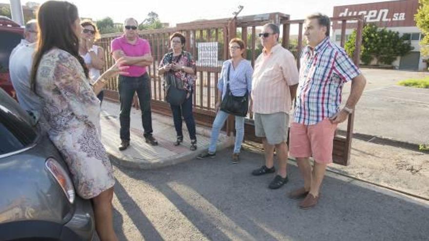 Los extrabajadores de Dusen frente a las instalaciones de la textil en Castelló.