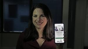 La presidenta de Taskrabbit, Sarah Rose, mostrando la aplicación móvil.