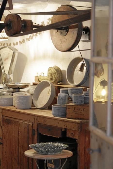 Das Ca na Jordi in Llucmajor hat wieder geöffnet. In dem über hundert Jahre alten Ladenlokal wird jetzt Kunsthandwerk, Schmuck und Dekoration verkauft.