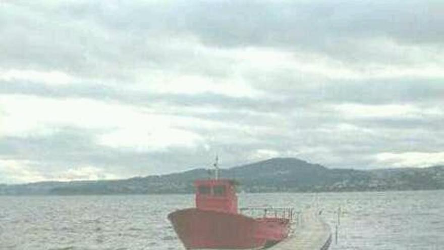 Un barco sin dueño en la playa de Sada