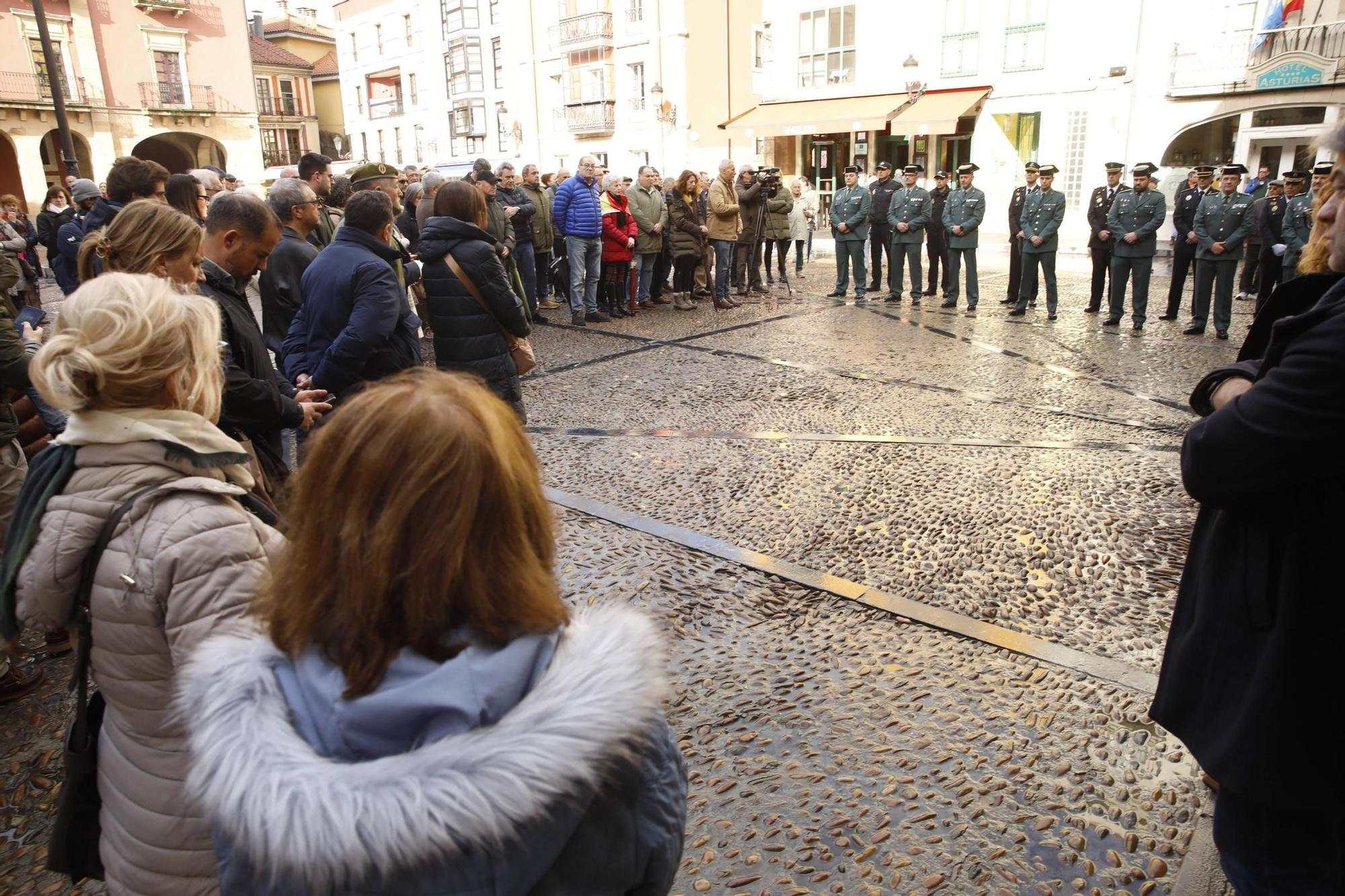 El minuto de silencio en Gijón por los dos guardias civiles asesinados en Barbate, en imágenes