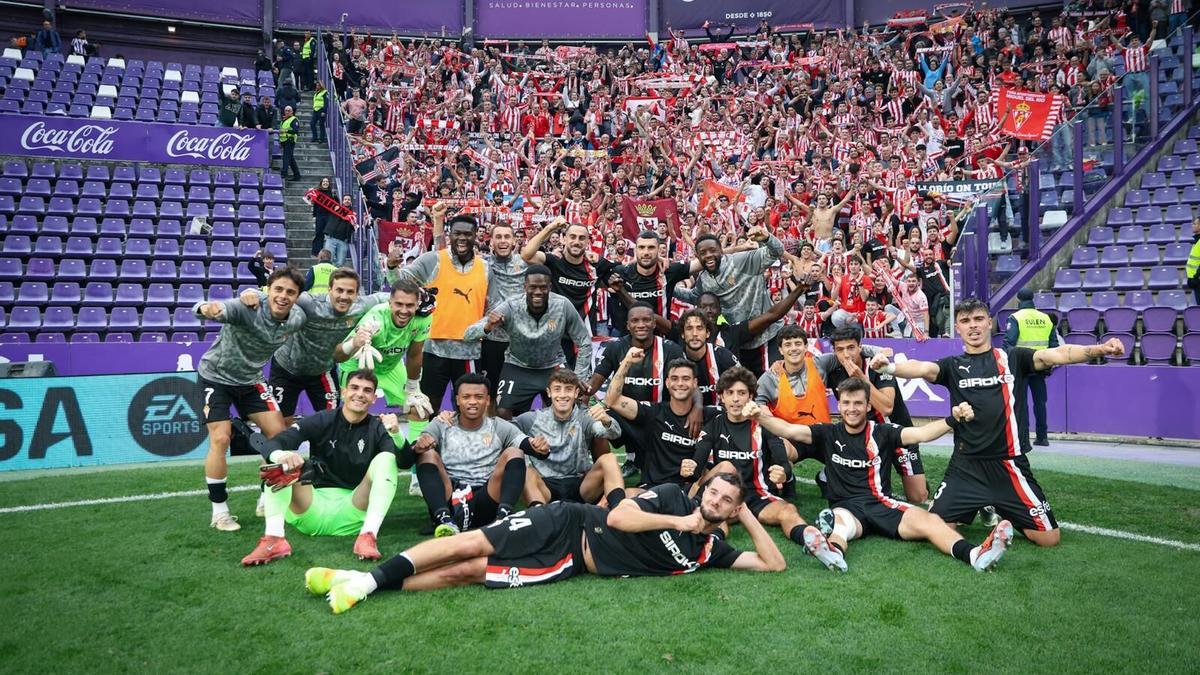 Los jugadores del Sporting, ayer, en el estadio José Zorrilla, celebrando la victoria frente al Valladolid con los aficionados rojiblancos
