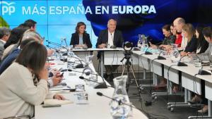 Esteban González Pons y Carmen Fúnez junto al resto del comité de campaña de las europeas.