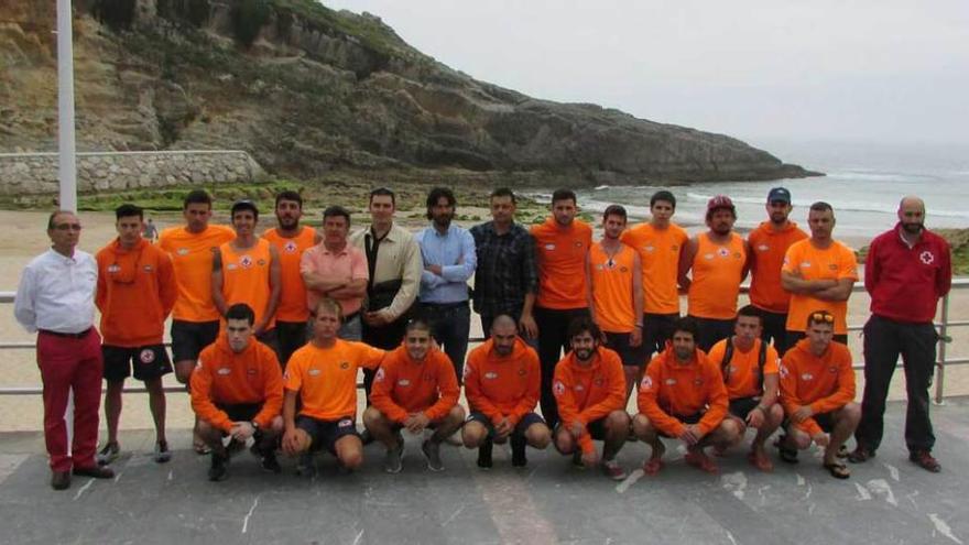 El equipo de socorrismo de Llanes, junto a las autoridades y responsables de Cruz Roja, ayer, en El Sablón.