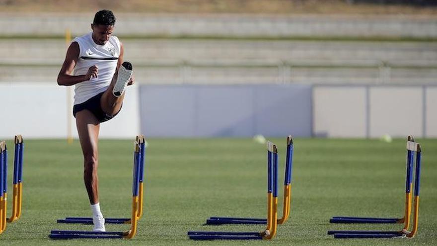 Weligton, central del Málaga CF, realiza un ejercicio durante un entrenamiento reciente.