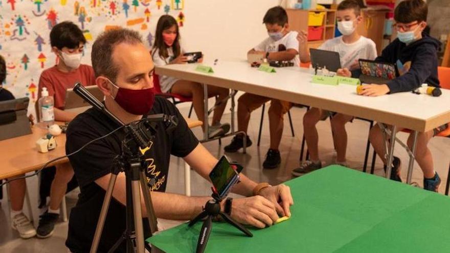 José María Fernández de Vega y los alumnos del taller de stop motion, ayer.