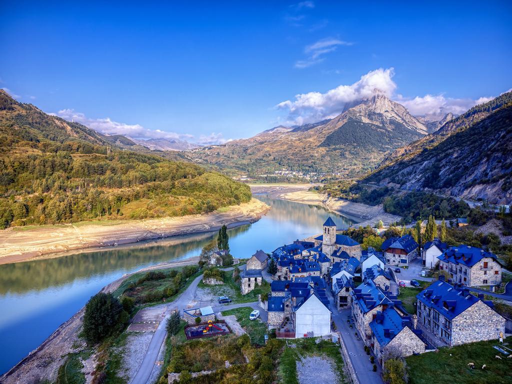 Este pueblo descansa entre grandes montañas.