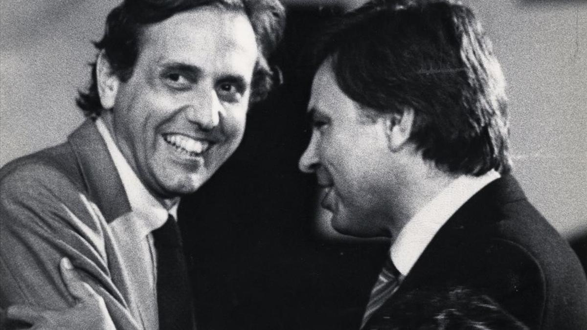 Raimon Obiols y Felipe González, en un mitin en la plaza de Catalunya de Barcelona, el 27 de abril de 1984