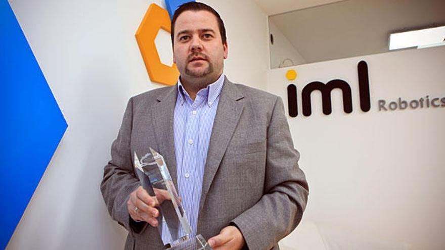 Sebastián Cano en su empresa de Ibi, junto con el trofeo que recogió como ganador del premio Jovempa 2014.