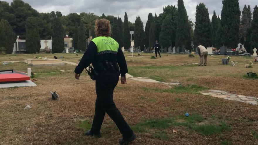 Un instante de la persecución de ayer de agentes de la Policía Local a un cerdo vietnamita que se coló en el Cementerio