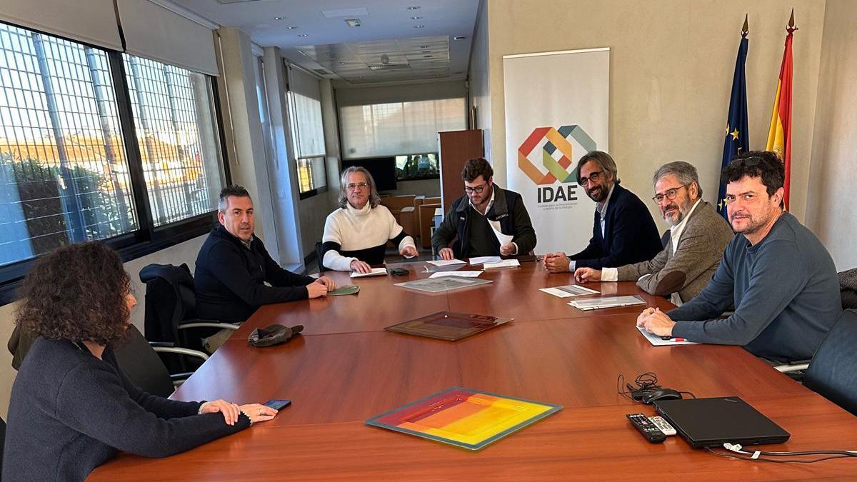 Pablo Lago, 2º pola esquerda, e Joan Groizard, 5º pola esquerda, na reunión que tivo lugar en Madrid.