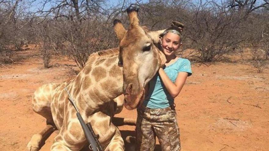 Una niña cazadora recibe un alud de críticas en las redes