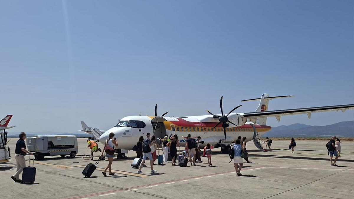 Pasajeros acceden al primer vuelo de la temporada entre Castellón y Palma de Mallorca.