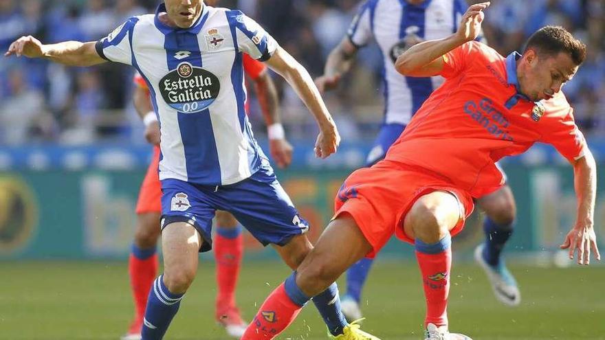 Fernando Navarro le disputa un balón a Jonathan Viera en el último Dépor-Las Palmas de Liga en Riazor.