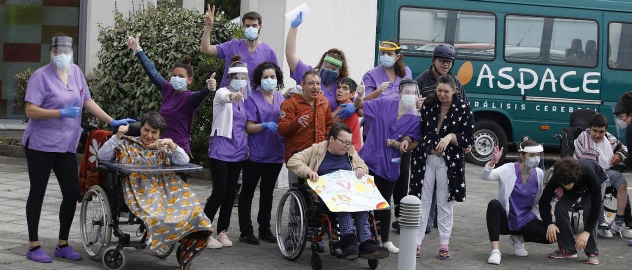 Trabajadores y residentes en el centro de Aspace en Cabueñes, durante el confinamiento, en abril de 2020.