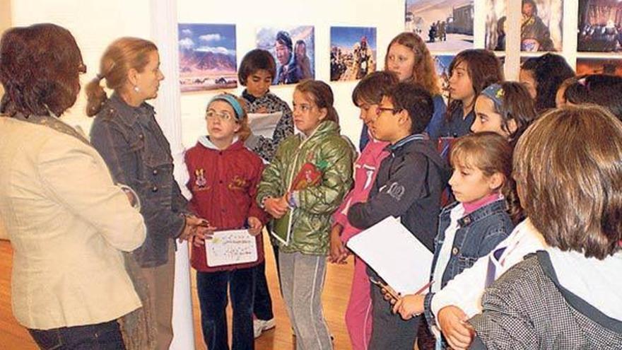 Los escolares lalinenses reciben información en el Museo Ramón Aller.