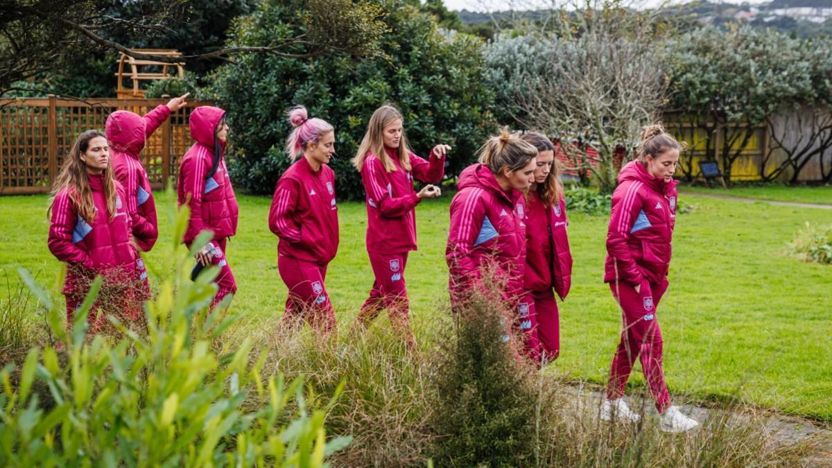 Las jugadoras españolas en la visita al Jardín Botánico