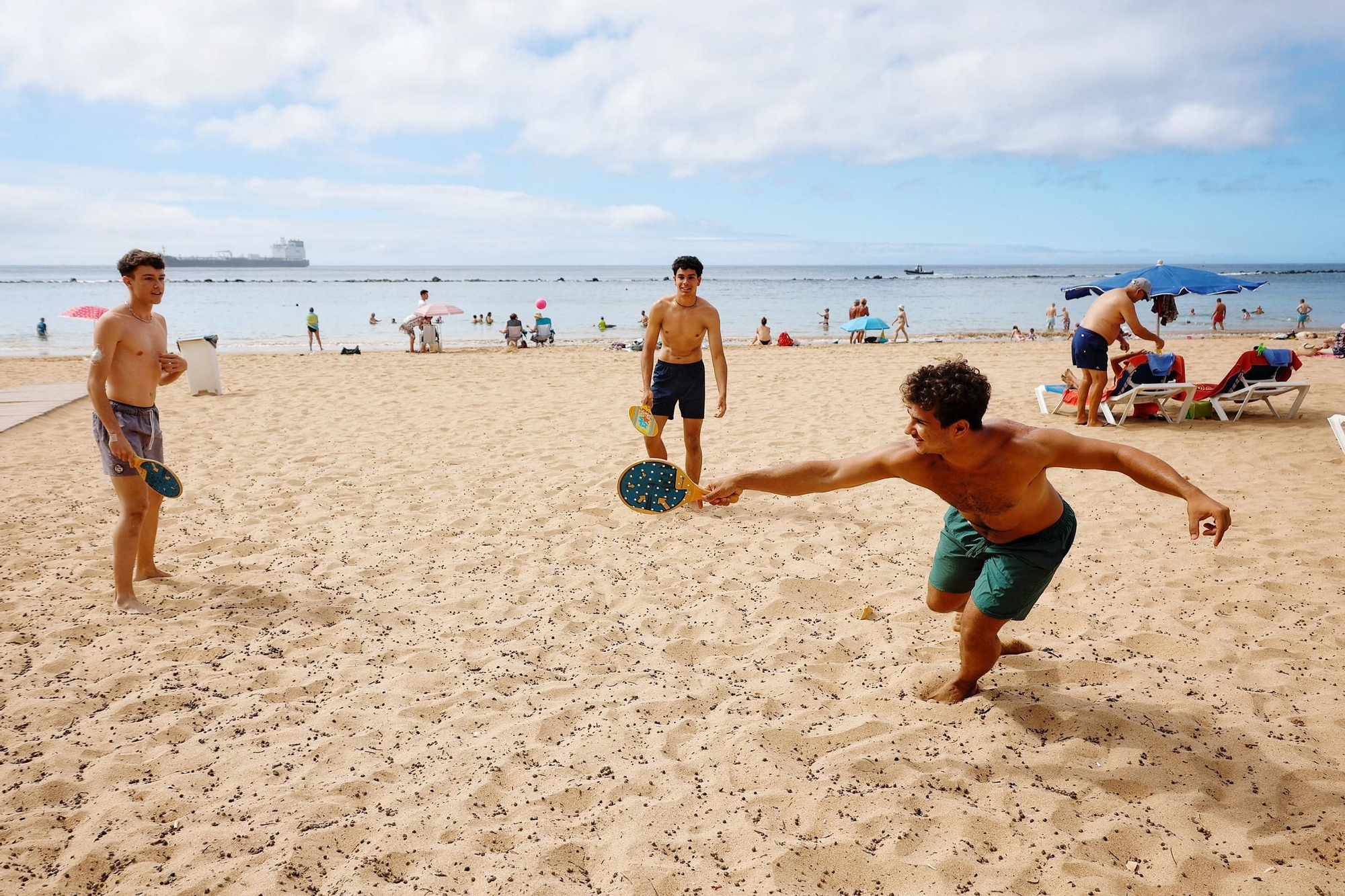 Adolescentes con diabetes disfrutan del verano en la Playa de Las Teresitas