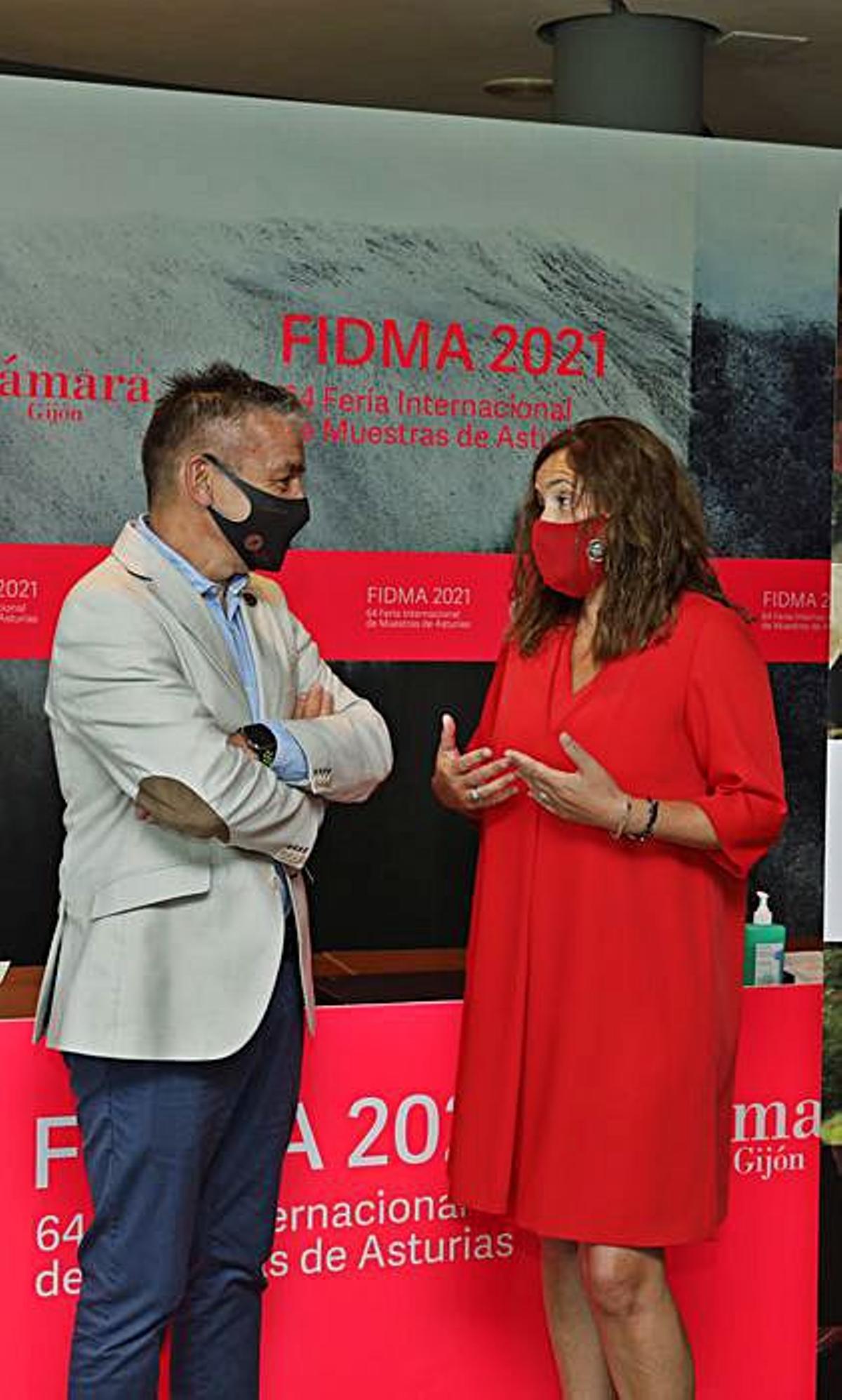 César Suárez, director gerente de Crivencar-Tierra Astur, y Begoña López, durante el acto.   Juan Plaza