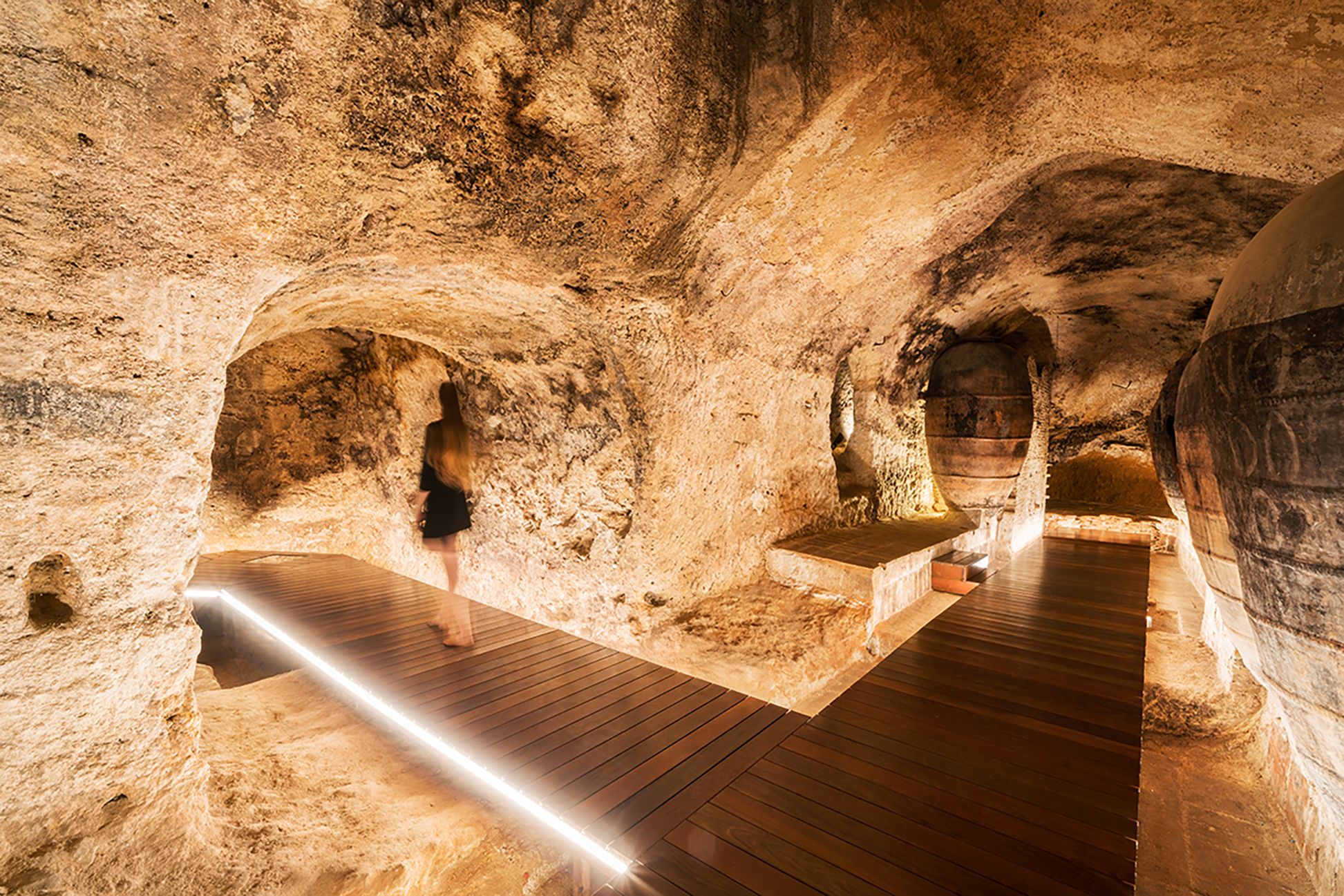 Bajo tierra, toda una red de bodegas históricas, como Murviedro.