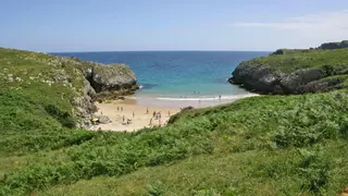Ni Gulpiyuri ni Cuevas del Mar: esta es la playa escondida y menos masificada de todo Llanes