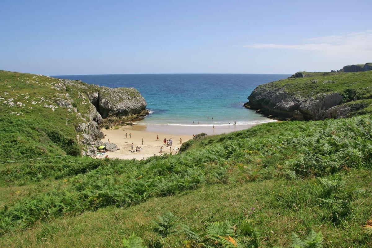La playa de San Antonio, en Llanes