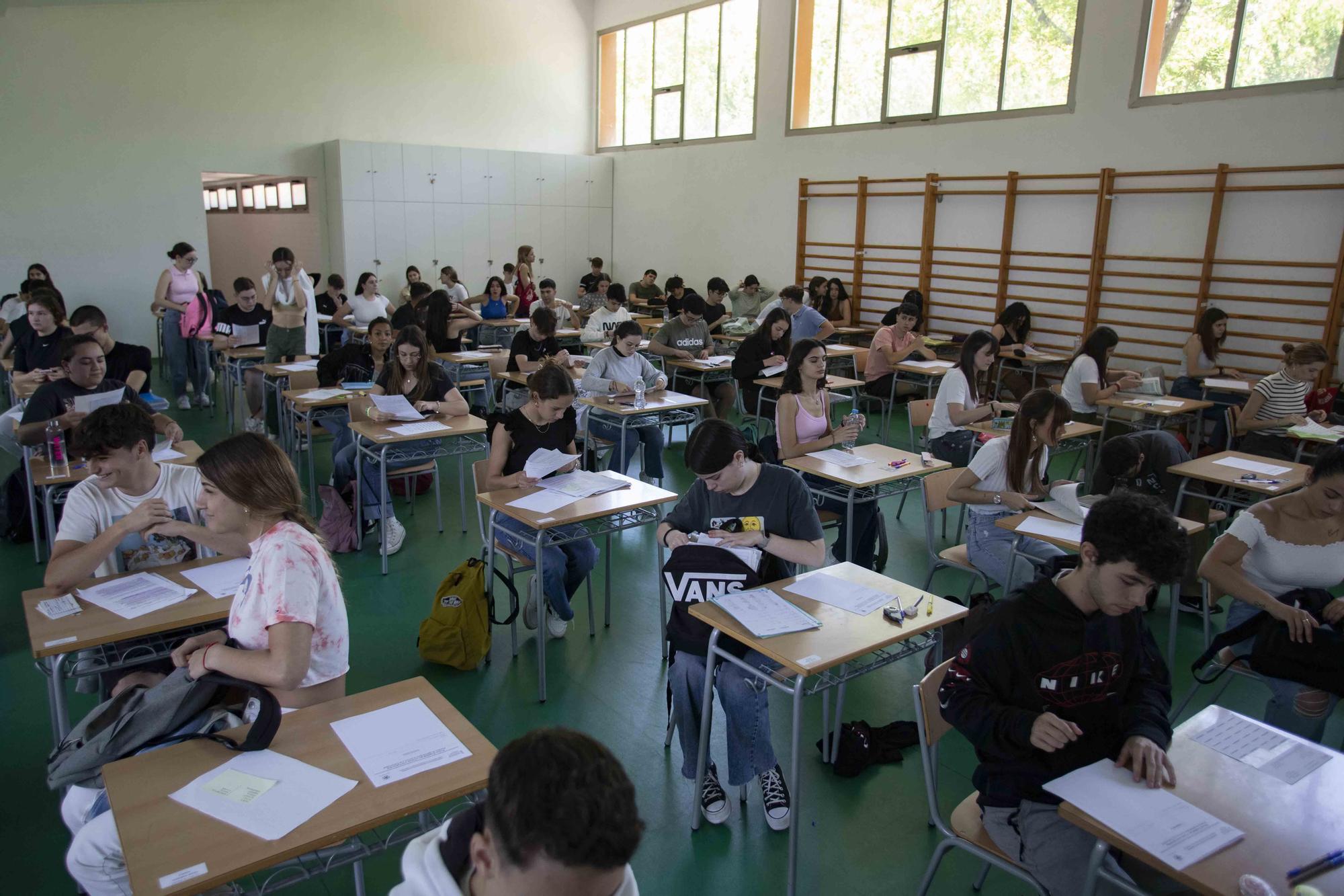 Alumnos de los institutos de la Costera y la Canal se enfrentan a los primeros exámenes de las PAU en Xàtiva
