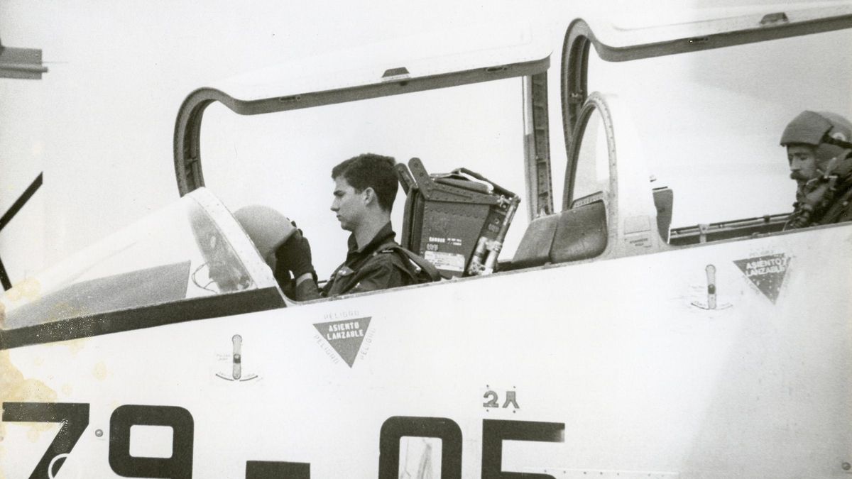 Don Felipe y su instructor de vuelo pilotando un C101. 1988.