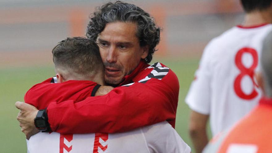 Raúl Garrido abraza a Adrià tras el 1-0.