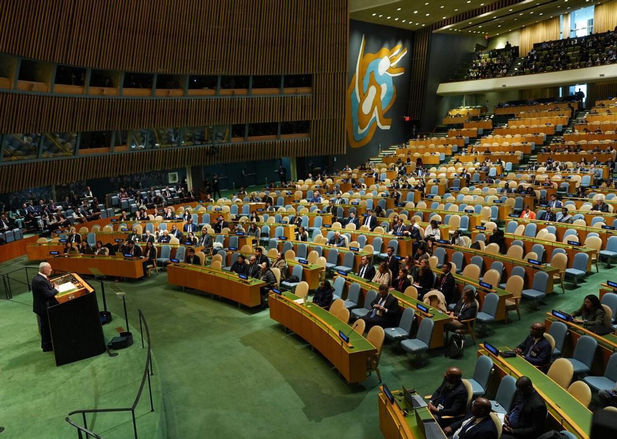 Benjamin Netanyahu es dirigeix a un auditori amb seients buits, a l’Assemblea General de l’ONU. | ANGELINA KATSANIS / BLOOMBERG