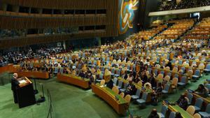 Benjamin Netanyahu es dirigeix a un auditori amb seients buits, a l’Assemblea General de l’ONU. | ANGELINA KATSANIS / BLOOMBERG