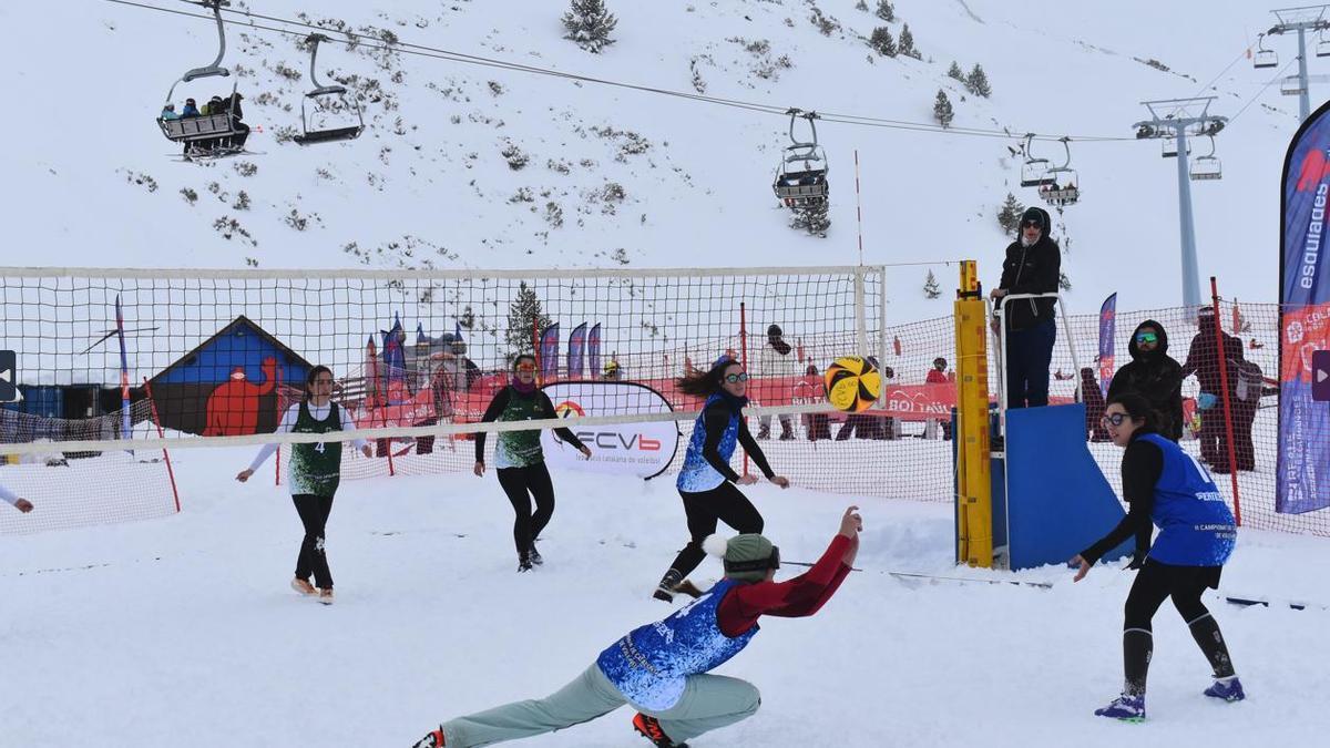 Un instante del segundo campeonato de Catalunya de vóley nieve en Boí Taüll.