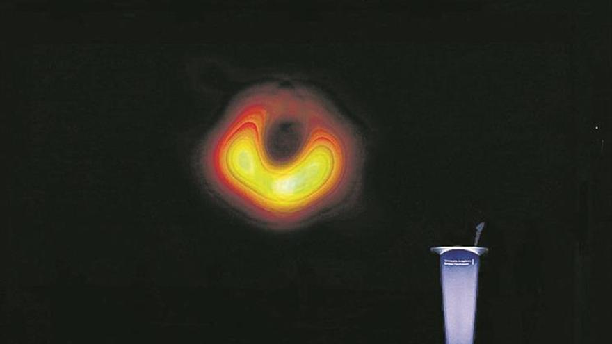 La foto de un agujero negro que ratifica a Einstein 100 años después