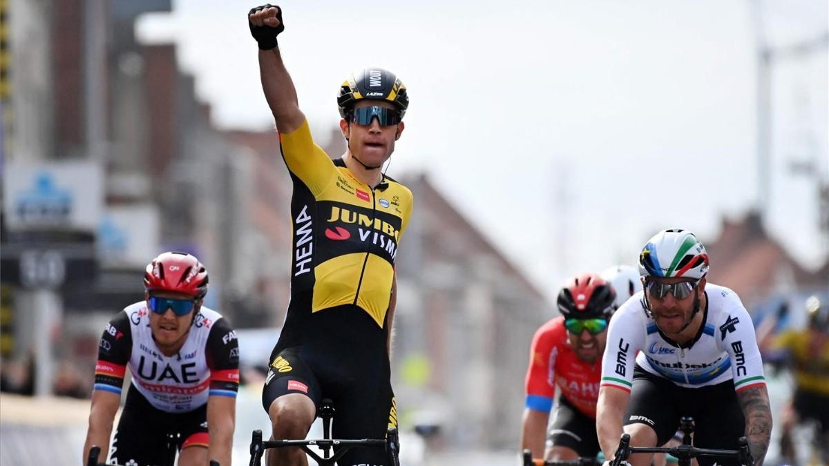 El belga Wout Van Aert celebra la victoria tras ganar la Gent-Wevelgem en la In Flanders Fields