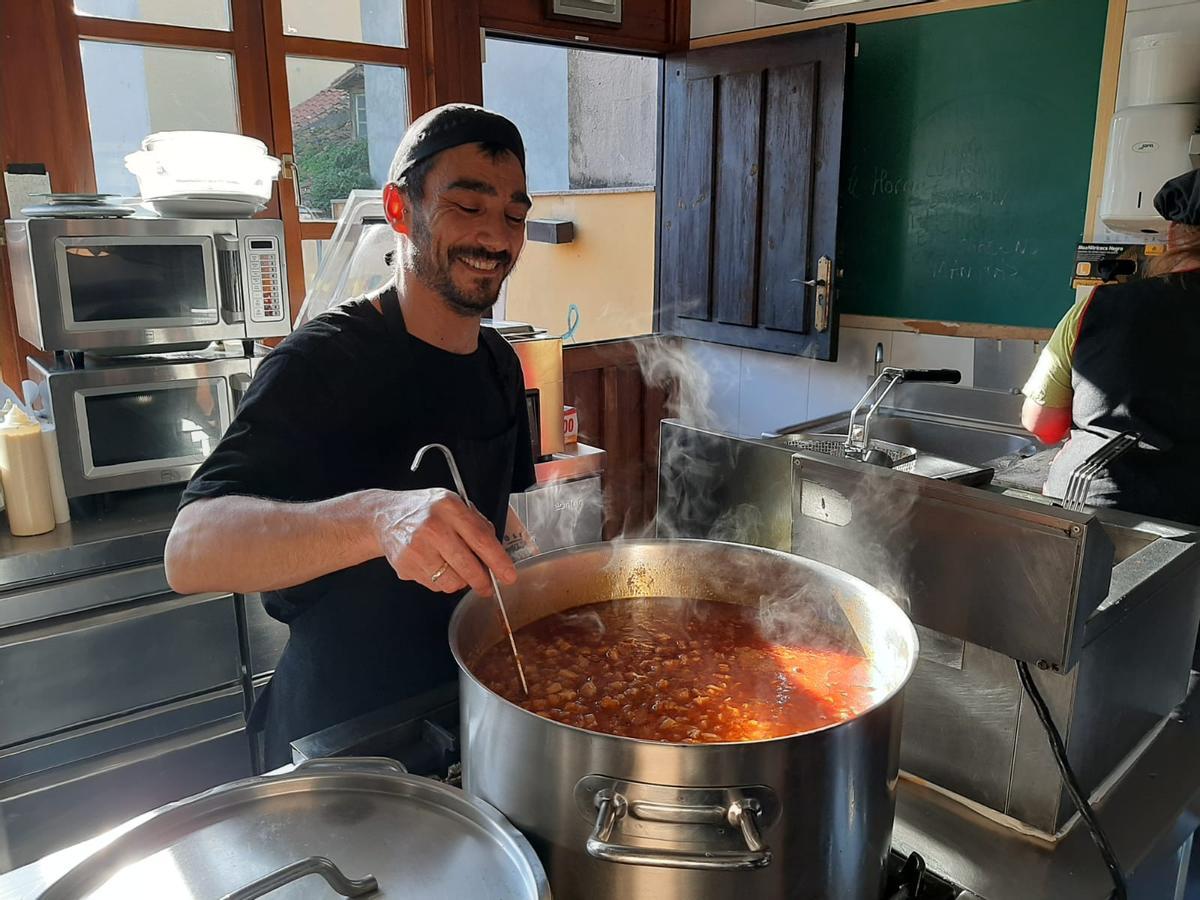 Gabriel Sánchez, preparando callos.