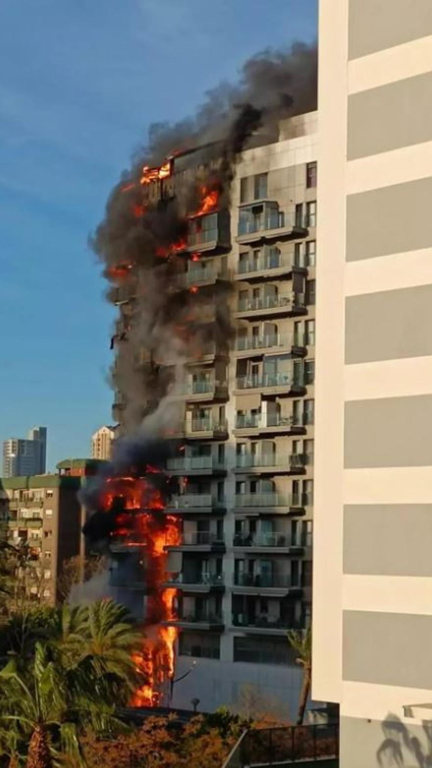 GALERIA | Un incendi devora dos edificis a València
