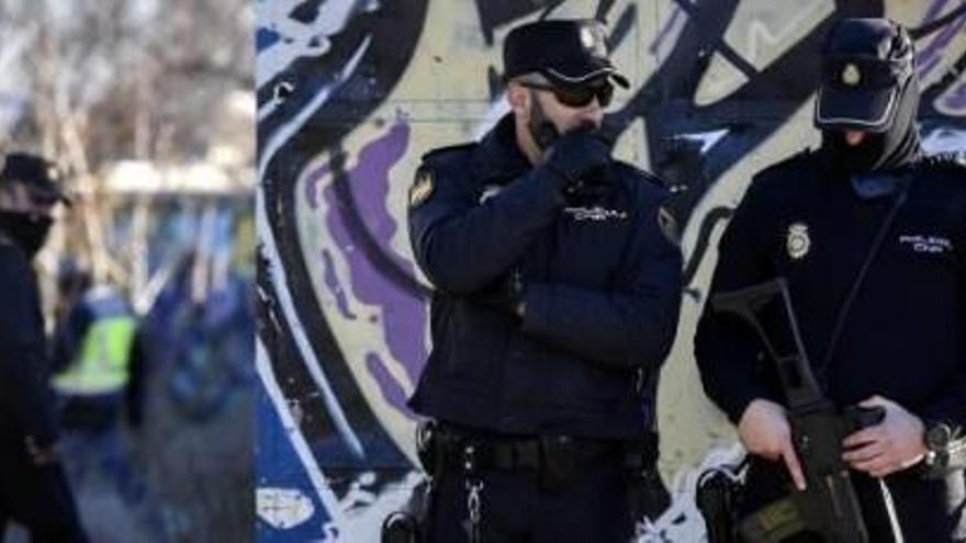 Agents de la Policia Nacional custodien la cabana localitzada a l´autovia de València