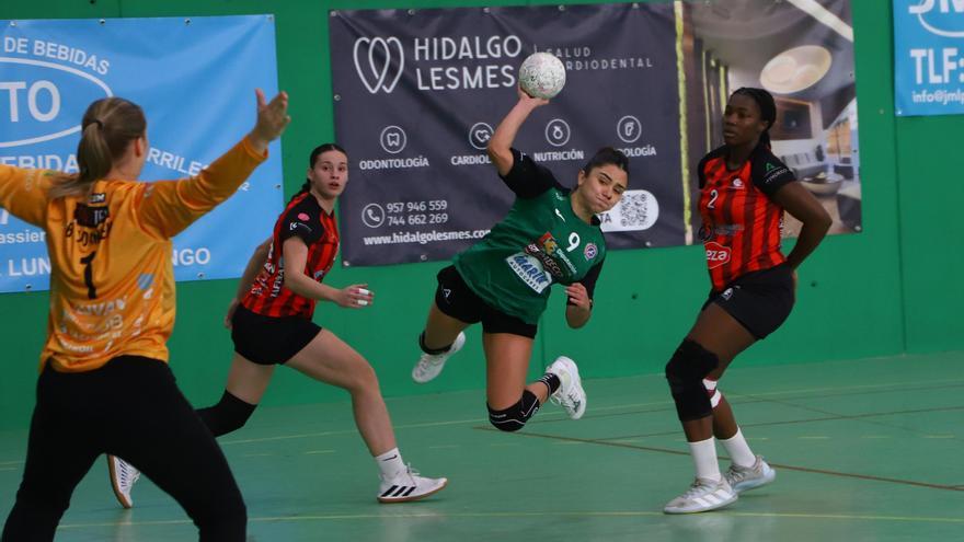 Adesal - Deza Cajasur : el derbi del balonmano femenino cordobés en imágenes