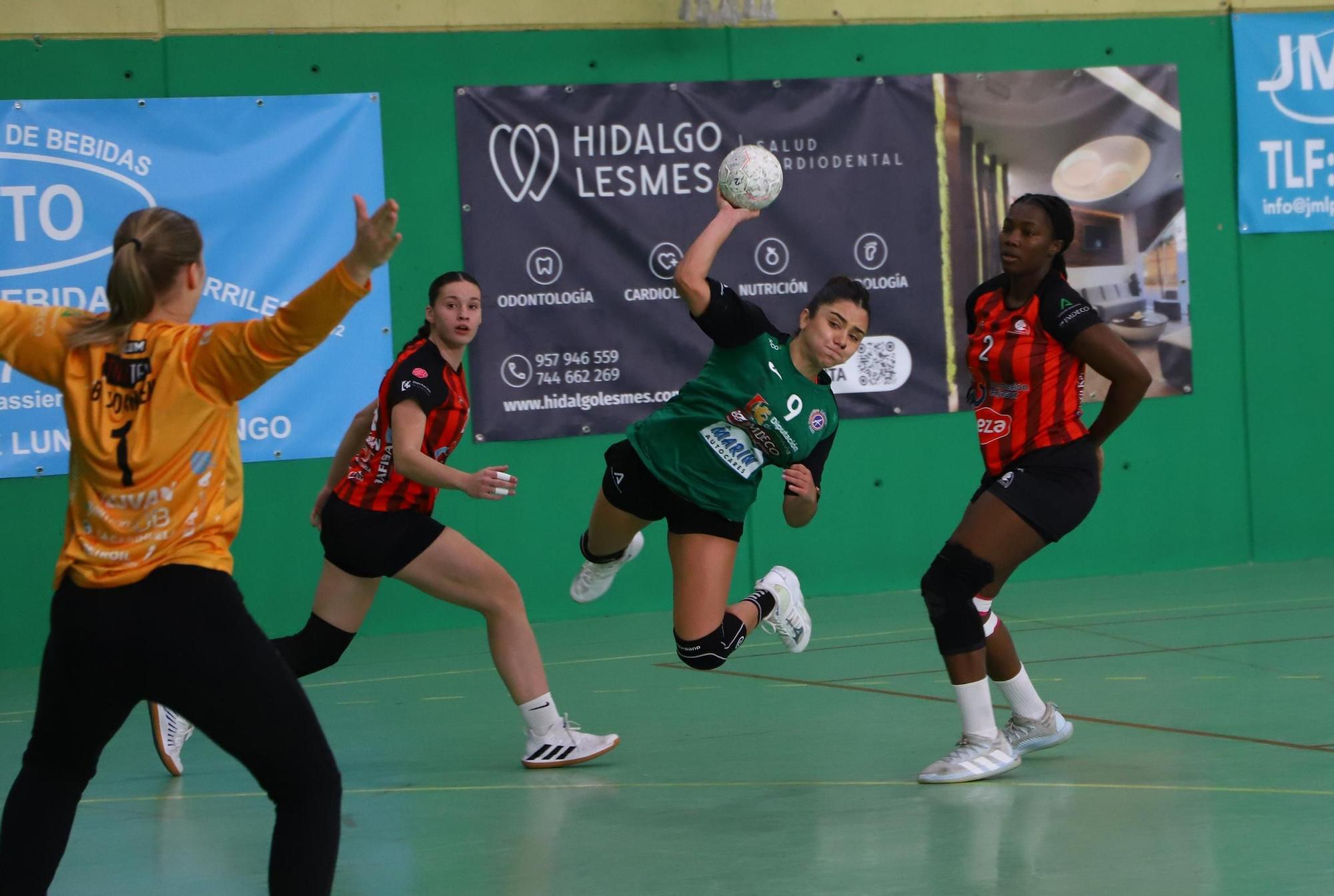 Adesal - Deza Cajasur : el derbi del balonmano femenino cordobés en imágenes